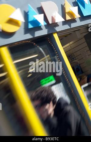 Mann am Telefon vor Geschäft in North Laine Brighton Stockfoto