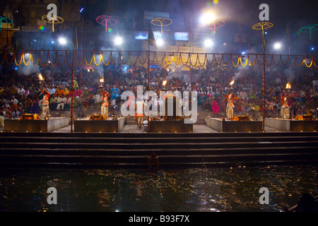 Nächtliche nächtliche Puja am Fluss Ganges in Varanasi, Indien Stockfoto