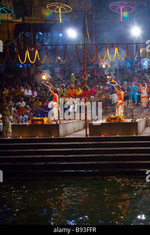 Nächtliche nächtliche Puja am Fluss Ganges in Varanasi, Indien Stockfoto