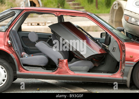 Limousine mit B-Post folgt Car Crash Bergung Ausschneiden Stockfoto