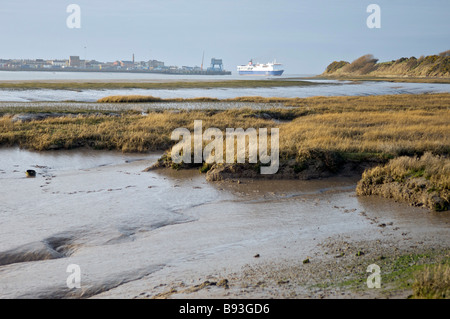 Fracht Fähre in der Ferne bereitet sich auf Dock an Fleetwood, Lancashire, Großbritannien Stockfoto