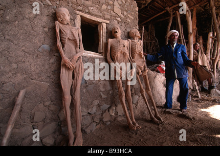 Priester, die tendenziell Leichen mumifizierten Körper bei Atbara Medhane Alem Äthiopien Stockfoto