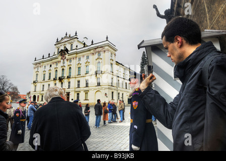 Touristen fotografieren Wachablösung am Prager Burg Tschechien Stockfoto