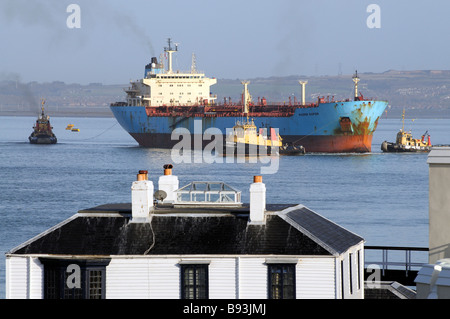 Maersk Rapier Produkt Öltanker Schiff Abfahrt Landungsbrücken Brennstoff mit Hilfe der drei Serco Denholm Schlepper Portsmouth Harbour Stockfoto