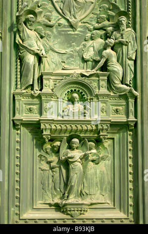 Nahaufnahme der bronzenen Türen Skulpturen des Florenz Duomo (Kathedrale von Santa Maria Del Fiore, Florenz Italien Stockfoto