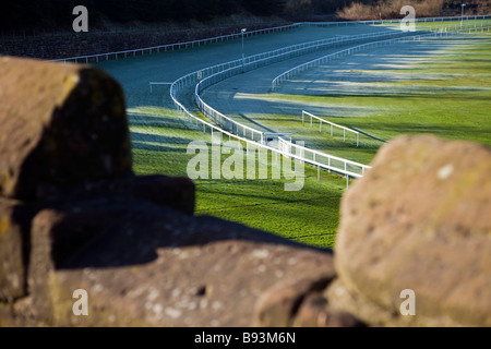 Chester Rennbahn gesehen von der römischen Mauern, die umgeben von Chester City mit Teilen noch gefroren aus über Nacht Frost, die die Sonne noch hatte zu schmelzen Stockfoto