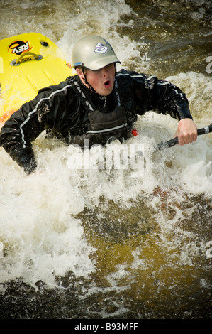 Junger männlicher Kajakfahrer aus Kaukasus, der einen Trick mit dem Bug seines Kajaks im Tees Barrage International White Water Center unter Wasser machte. VEREINIGTES KÖNIGREICH Stockfoto