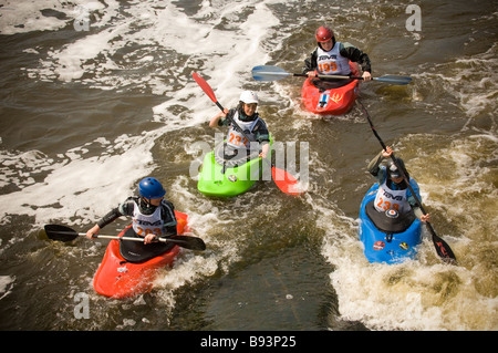 Kaukasische Jugendliche Kajak-Training am Tees Barrage International White Water Center, Großbritannien. Stockfoto