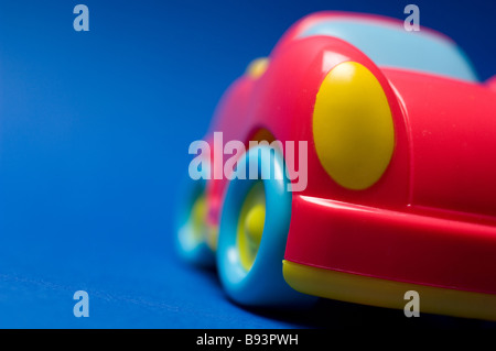 rote und gelbe Kinder Spielzeug Auto zeigen Cockpit mit Lenkrad