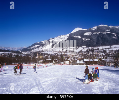 Blick über den Wintersportort Kitzbühel aus dem Kinderzimmer Pisten Stockfoto