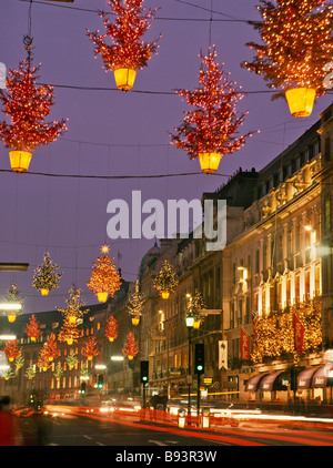 Weihnachtsbeleuchtung in der Abenddämmerung auf Regent Street in London Stockfoto