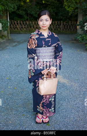 Junge Japanerin in einem Sommer-Kimono (Yukata) Stockfoto