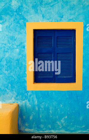 Fenster mit geschlossenen blauen Fensterläden, Oia, Santorini, Griechenland Stockfoto