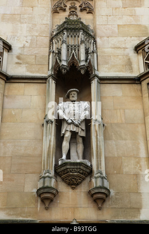 Statue von Heinrich der 8. an der Universität von Cambridge, England Stockfoto