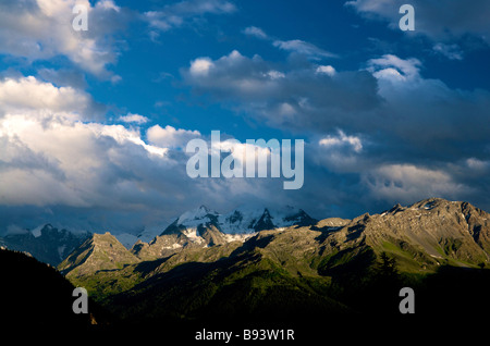 Markante Wolken über die Schweizer Berge in der Dämmerung, wenn die Sonne untergeht, entnommen aus dem Dorf Verbier. Stockfoto
