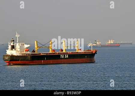 Unbeladene Schifffahrt in Hitzefeuer Massengutfrachter und Öltanker Küstengewässer ankern vor dem Bunkerhafen Fujairah der Vereinigten Arabischen Emirate Golf von Oman in der Nähe der Straße von Hormuz Stockfoto