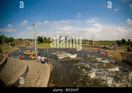 Weitwinkelaufnahme des Kajaktrainings im Tees Barrage International White Water Center am River Tees an einem sonnigen Tag in Großbritannien. Stockfoto