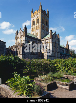 Der Kräutergarten in Buckfast Abbey, Buckfastleigh, Devon, Großbritannien. Eine Benediktinerkirche, die zwischen 1907 und 1932 erbaut wurde Stockfoto