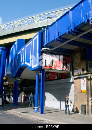 VEREINIGTES KÖNIGREICH. Arcade-von Eisenbahnbrücke in Brixton Market.South London.Photo © Julio Etchart Stockfoto