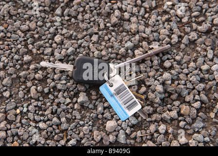 Eine Reihe von verlorenen Auto- und Hausschlüssel vor Ort Stockfoto