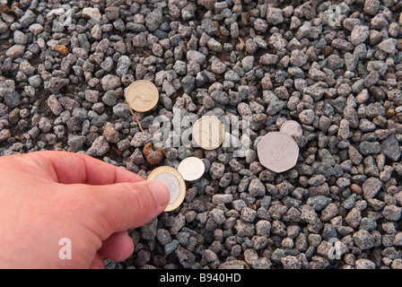 Person abholen einige verloren Geld Münzen vom Boden Stockfoto