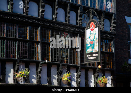 Die Bären Pfote Public House, untere Brücke Straße in der historischen Stadt Chester, England, Großbritannien Stockfoto