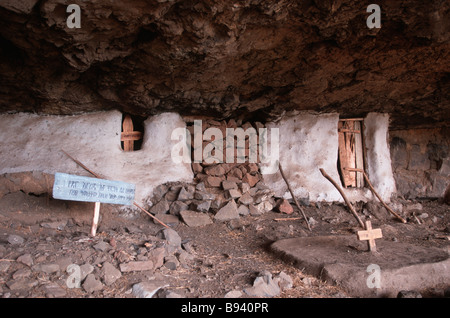 Gräber in der Kirche am Atbara Medhane Alem Äthiopien Stockfoto