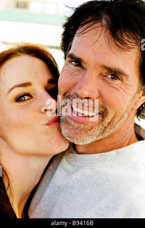 Attraktives Paar Spaß beim küssen und lachen Stockfoto