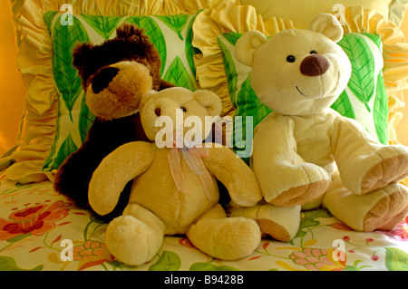 Süße liebenswerte Teddy Teddybären am Bett des Kindes Stockfoto