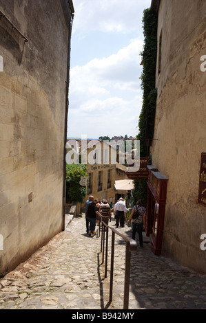 Eine Seitenstraße Carcassonne, Frankreich mit Touristen zu Fuß entfernt von der Kamera Stockfoto