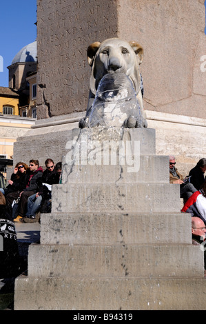 Lion Pyramide Brunnen auf der Piazza del Popolo in Rom Italien Stockfoto