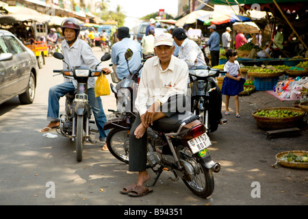 Alter Mann im kambodschanischen Markt in Phnom Penh Kambodscha fotografiert Stockfoto