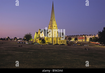 All Saints Church, Blackheath, South East London, abgebildet in der Abenddämmerung. Stockfoto