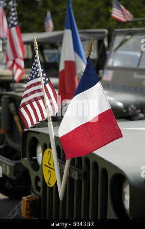 USA und französischen Fahnen vor einem alten Jeep Stockfoto