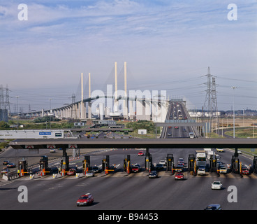 Mautstelle bei Dartford River Crossing wo die Queen Elizabeth II Bridge die Themse überquert Stockfoto