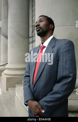 Outdoor Portrait des afrikanischen Amerikaner tragen einen grauen Grau Nadelstreifen Anzug und eine rote Power Krawatte Textfreiraum Stockfoto