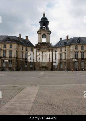 Der Hauptplatz in einer Saint Emilion in Frankreich Stockfoto