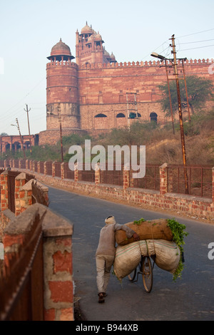 Mann schieben produzieren in Richtung der Freitagsmoschee oder Jama Masjid in Fatehpur Sikri Indien Stockfoto