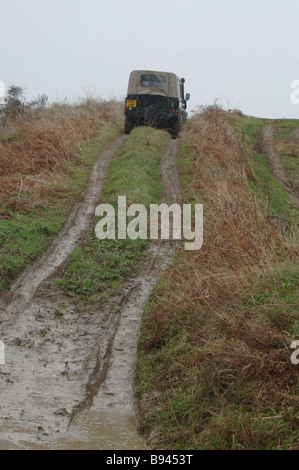 Land Rover Defender Schlamm unterwegs im Land Stockfoto