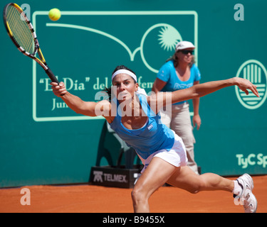 Gabriela Sabatini stretching, um in einem Fundraising-Tennismatch treffen spielte gegen Martina Navratilova in Buenos Aires, Argentinien Stockfoto