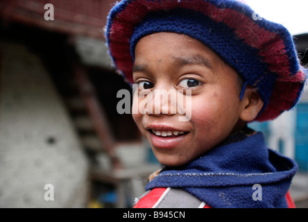 Annapurna-Nepal Kind 20. März 2008 Young mit hielten Hut Trekker durch Hänseleien Stockfoto