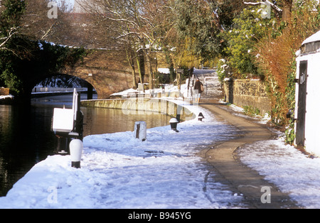 Schneebedeckte Treidelpfad entlang Regents Canal in London Schnee Februar 2009 Stockfoto