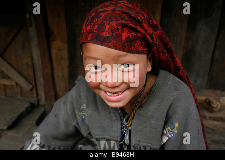 Annapurna-Nepal 20. März 2008 Porträt des nepalesischen Mädchen lächelnd an Wanderer auf der Spur Stockfoto