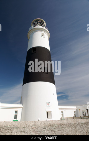 Ein Porträt von Mannez Leuchtturm in Alderney an einem klaren sonnigen Tag Stockfoto