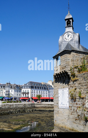 Uhr und Glockenturm auf den Wällen von La Ville schließen mit dem Hafen und Concarneau jenseits Stockfoto