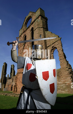 Schauspieler verkleidet als Gilbert De La Hay auf die berühmtesten und historisch wichtigsten Ruinen von Arbroath Abbey in Schottland, Großbritannien Stockfoto