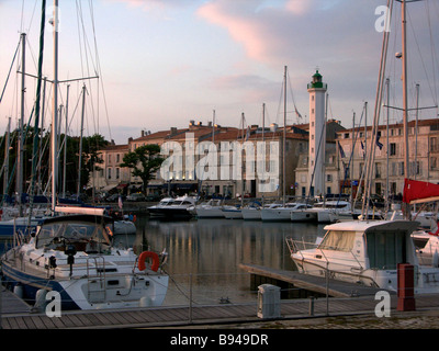 Das malerische Dorf am Meer Dorf von La Rochelle Frankreich mit dem Leuchtturm bei Sonnenuntergang Stockfoto