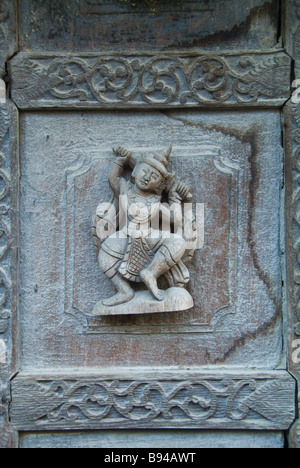 Geschnitzt aus Teakholz Figuren der buddhistischen Mythologie schmücken Türen Wände und Dächer Kloster Shwe In Bin Kyaung Mandalay Myanmar My Stockfoto