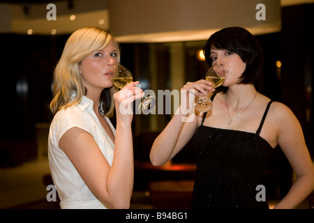 Frauen Trinken Sekt eine der Hotelbar Stockfoto