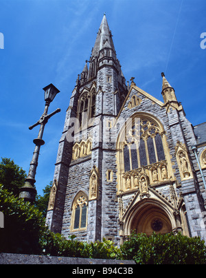 Torquay, Devon, Großbritannien. Die verzierte Fassade der Gottesmutter Hilfe der Christen katholische Kirche, von Joseph Hansom, um 1870 Stockfoto